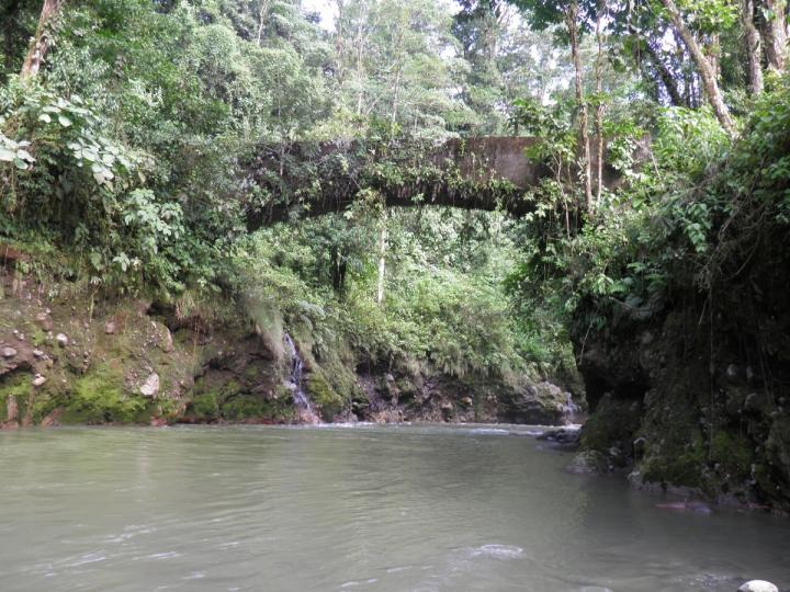 Centenario puente sobre el río Toro